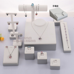 珠寶展示的藝術(shù) 漫誠黑色繡花項鏈盤，細節(jié)處彰顯專業(yè)魅力